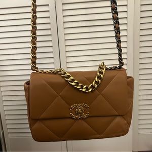 19 Caramel Medium Flap Bag